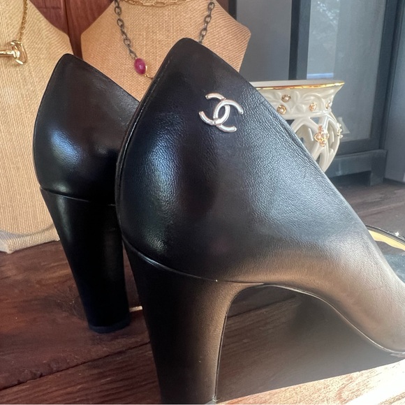 Chanel Interlocking CC Logo Heels 7.5, black. Open Toe - Picture 8 of 10